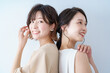 © maru54 - 笑顔で並ぶ若い女性2人