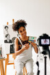 © (JLco) Julia Amaral - Blogger live streaming her art studio