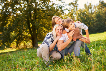 Wall Mural - Glückliche Familie und zwei Kinder umarmen sich