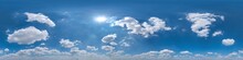 Nahtloses Panorama Mit Leicht Bewölktem Himmel - 360-Grad-Ansicht Mit Schönen Cumulus-Wolken Zur Verwendung In 3D-Grafiken Als Himmelskuppel Oder Zur Nachbearbeitung Von Drohnenaufnahmen