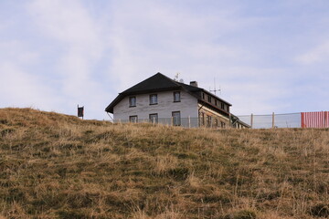 Historisches Gebäude auf dem Berg Belchen im Hochschwarzwald	