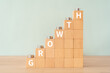 © ELUTAS - 成長のイメージ｜「GROWTH」と書かれた積み木とコイン