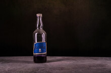 Denaturat Zatruty Alkohol W Starej Butelce Na Ciemnym Tle