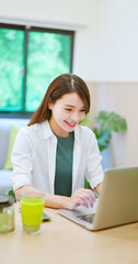 Canvas Print - asian woman using laptop