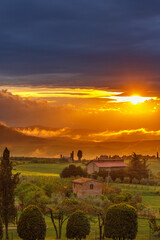 Canvas Print - Sunset over a farmhouse in Tuscany, Italy