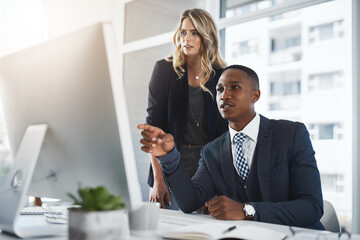 Aufkleber - We have the resources to go through with this plan. Shot of two businesspeople working together in an office.