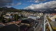 Stadtansicht von Ushuaia mit Häusern, Straßen und Bergen im Hintergrund