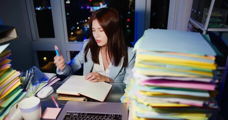 Wall Mural - businesswoman overtime work