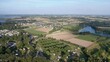 Drohnenaufnahme, Drohnenflug, Drohne im Anflug auf einem Campingplatz mit Blick auf ein Wohnmobil über den Wald und die Küste des atlantischen Ozean, Département Ille-et-Vilaine, Bretagne, Frankreich