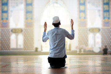 Wall Mural - Ramadan Kareem greeting. Man praying.