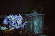 Laterne und Blumen auf einem Grab