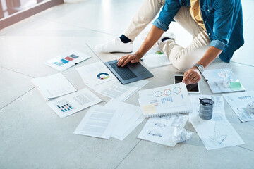 Aufkleber - Theres quite some data to work through. Shot of an unrecognizable businessman brainstorming with a laptop and paperwork on a floor in an office.