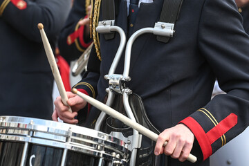 fanfare musique tambour baguette mains 