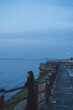 © peach100 - 夕暮れの海沿いで散策する女性