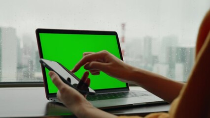 Poster - グリーン画面のパソコンとスマホを操作する女性　クロマキー合成用動画素材
