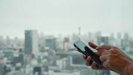 Poster - 都市を背景にスマホを使う男性