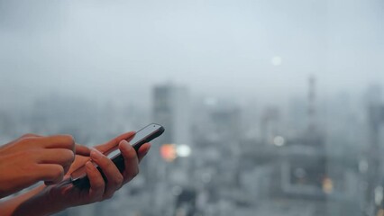 Poster - 都市を背景にスマホを使う男性