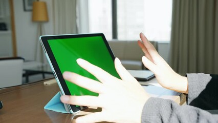 Poster - タブレットを操作する男性　グリーンスクリーン　クロマキー合成用動画素材
