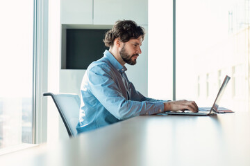 Aufkleber - Business man using laptop sitting at desk in modern office