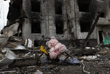 Fototapeta  - Un peluche frente a un edificio habitacional donde vivian cientos de personas destruido por un misil ruso en Bodoryanca Ucrania. 