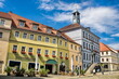 bischofswerda, deutschland - sanierte altbauten mit rathaus