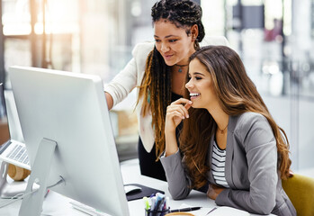 Aufkleber - That looks good. Cropped shot of two attractive young businesswomen working at a desk in their office.