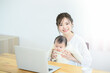 © kapinon - 赤ちゃんと一緒に在宅ワークをするお母さん　カメラ目線