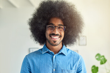 Aufkleber - Happy to create, eager to be here. Portrait of a creative employee in a modern office.