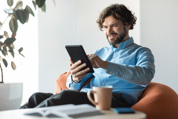 Aufkleber - Portrait of smiling mature man using digital tablet at office
