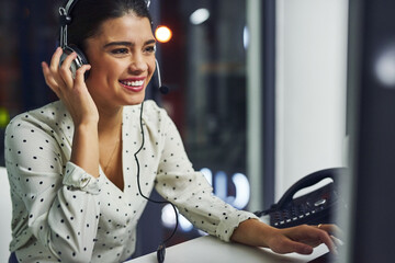 Leinwandbilder - Every call is dealt with professionalism. Shot of a young call centre agent working late in an office.