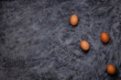 Jajka wielkanocne na ręcznie malowanym ciemnym tle