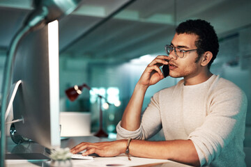 Aufkleber - Hes all about working hard. Shot of a young businessman working late at the office.