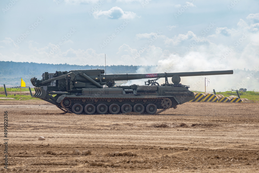 MOSCOW REGION, RUSSIA - AUGUST 25, 2020: Self-propelled artillery mount ...
