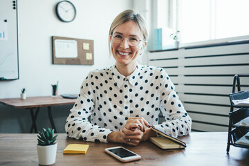 Wall Mural - Portrait of pretty woman with googles at her cozy workplace