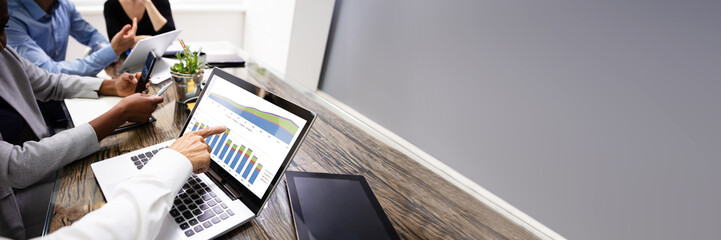 Poster - Group Of Businesspeople Examining Graph On Computer