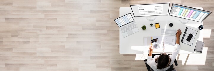 Aufkleber - online taxes and invoice using computer