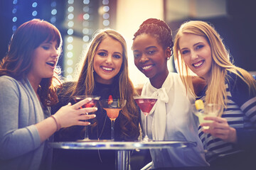 Aufkleber - All you need are good friends and fruity drinks. Portrait of a group of happy friends enjoying cocktails in a nightclub.