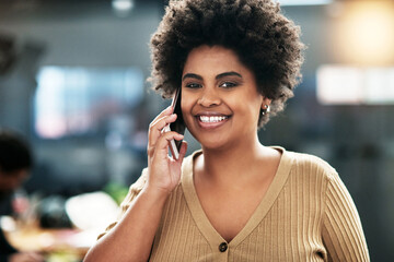 Aufkleber - Ill meet you there now. Shot of an attractive young businesswoman standing in the office and using her cellphone.