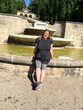 Frau entspannt sich im öffentlichen Wasserparadies Baden-Baden