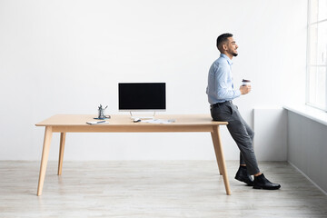 Aufkleber - Arab Worker Showing Laptop With Black Empty Screen, Mockup