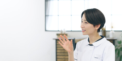 Aufkleber - 説明する女性　看護師　エステティシャン　インタビュー
