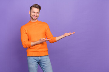 Poster - Photo of cheerful good mood man recommend you his company services isolated on violet color background