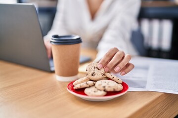 Poster - Young woman business worker having breakfast working at office