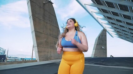 Poster - Beautiful curvy woman making sport on a beautiful day in Los Angeles, California. Body positive and self acceptance representation concepts