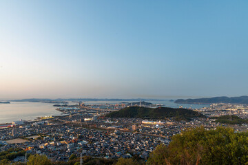 日本の香川県丸亀市の青ノ山から見た瀬戸大橋の美しい夜景