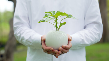 Poster - 植物を持つ男性　環境保護イメージ