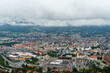 Stadtansicht von Innsbruck in Tirol, Österreich; Wolken liegen über der Stadt
