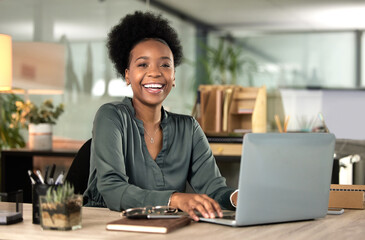 Aufkleber - Its about putting in the work. Cropped portrait of an attractive young businesswoman working on her laptop in the office.