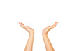 Mujer con brazos y manos con las palmas hacia arriba haciendo un gesto sobre un fondo blanco liso y aislado. Vista de frente y de cerca. Copy space