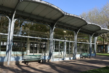 Le hall des sources, dans lequel on trouve abrite les buvettes des cinq sources utilisées pour la cure de boisson, ville de Vichy, département de l'Allier, France